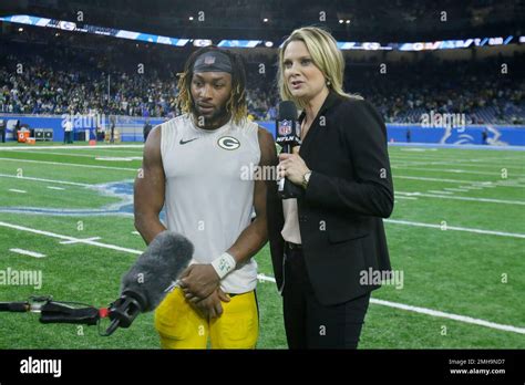 Stacey Dales Nfl Network Reporter Talks With Green Bay Packers