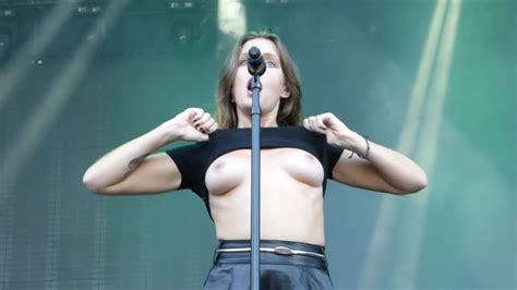 Topless Girls Concert Arbeitskr Fte