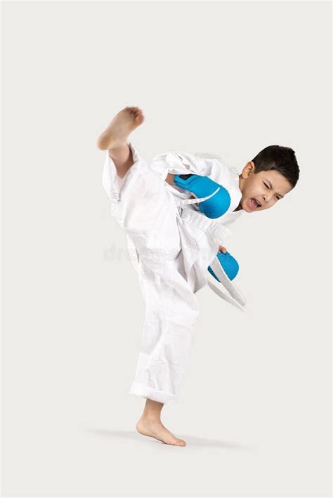 Dos Muchachos Del Karate En Un Kimono Blanco Foto De Archivo Imagen