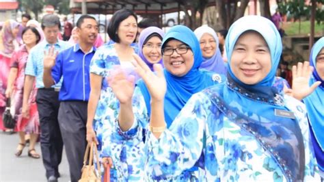 Yuk simak penjelasan lengkapnya dibawah ini. Sambutan Hari Guru KHS 2014 - YouTube