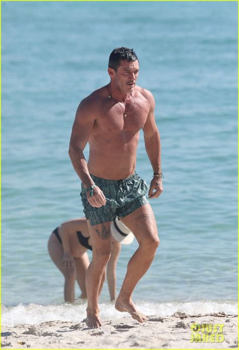 Shirtless Luke Evans Gets In A Beach Day In Miami Photo Luke Evans Shirtless