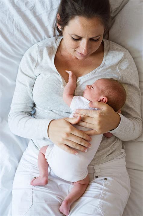Mutter Mit Ihrem Neugeborenen Babysohn Der Im Bett Liegt Stockbild