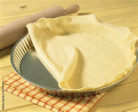 Etaler la pâte dans le moule à tarte Stock Photo Adobe Stock
