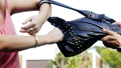 9 Tips To Keep Your Handbag Safe When You Travel Jan Schroder