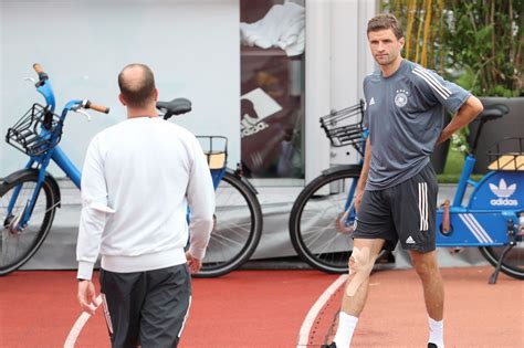 «da war er, dieser eine moment, der dir am ende in erinnerung bleibt, der dich nachts um den. Injury report: Bayern Munich's Thomas Müller training ...