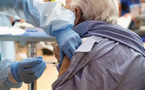 Presentarsi al centro portando con sé un documento di identità valido e il tesserino sanitario. Prenotazione vaccini, Provic contro iniziativa comune ...