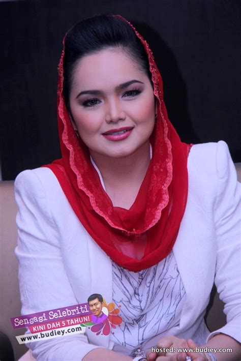 Gambar Siti Nurhaliza Di Pelancaran Simplysiti Di Hati 2012 Sensasi