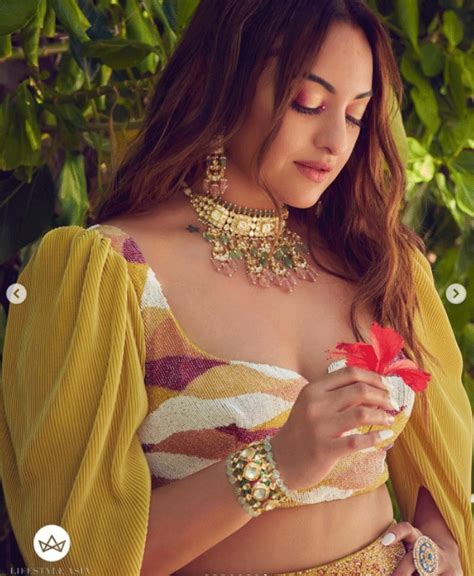 Sonakshi Sinha Burns The Internet With Her Hot Avatar In Latest Photos