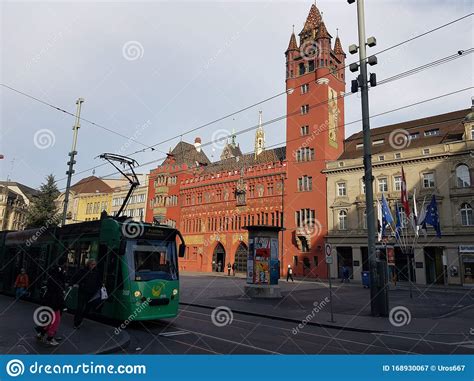 Erleben sie die schönheiten der stadt am rhein. Stadtbahntag Basel Schweiz redaktionelles stockfotografie ...