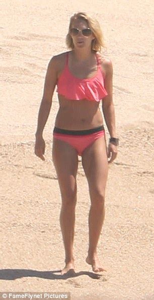 Carrie Underwood Shows Off Toned Abs In Frilly Pink Bikini From Her Swimsuit Line Daily Mail