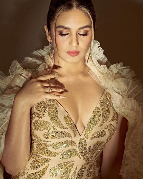Huma Qureshi Wore A Very Revealing Golden Dress Seeing The Cleavage Of The Actress In The