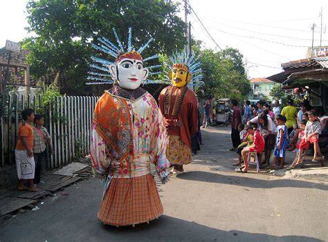 Sambil teman teman yang lain mulai membuat sketsa atau motif dengan pensil saya langsung mulai mencanting. Berkas:Ondel-ondel street performance in Jakarta 2.jpg ...