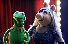 piggy kermit muppets frog muppety stagione reboot mccandless everyeye incerto