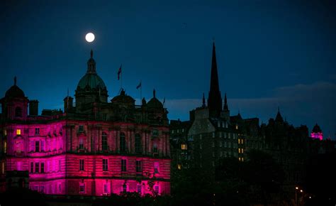 Walk The Walk Edinburgh Lights Up Pink For Moonwalk Scotland