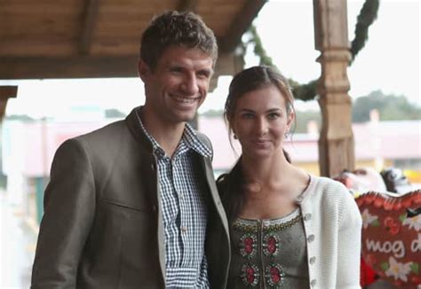 Thomas müller sollte zurück in die nationalmannschaft. Thomas Müller und Frau Lisa: Das Traumpaar der Nationalelf