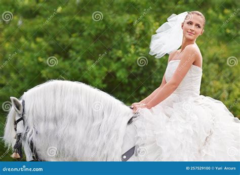Cavalgando Para Conhecer Seu Cavaleiro Branco No Dia Especial Uma Linda Jovem Noiva Cavalgando
