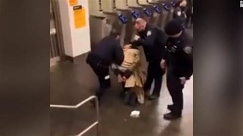 Video Shows Nypd Officer Punching A Suspect In The Head Morning Mail