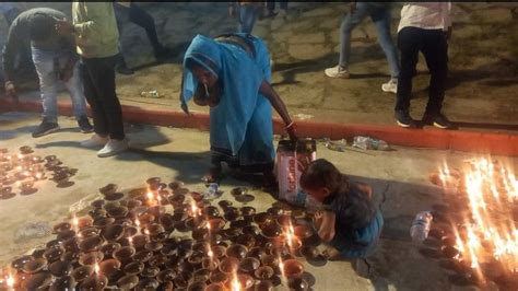 Ayodhya News After Deepotsav People Gathered To Loot Oil On Ram S
