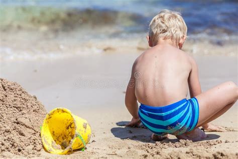 Ragazzo Che Gioca Nella Sabbia E Nelle Onde Sulla Spiaggia Fotografia Stock Immagine Di