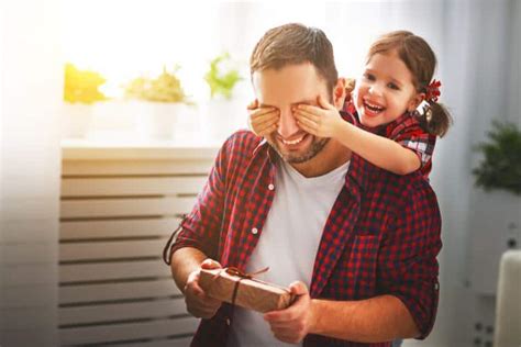 Men need guidance about how to go about a situation and being a new dad is something men are nervous about. Top 10 Best gifts for DAD, Creative Ideas (Uncommon Gifts ...