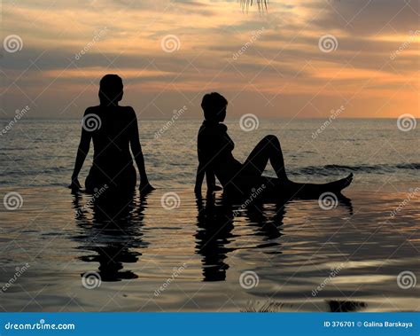 twee meisjes op het strand stock afbeelding image of volwassen 376701