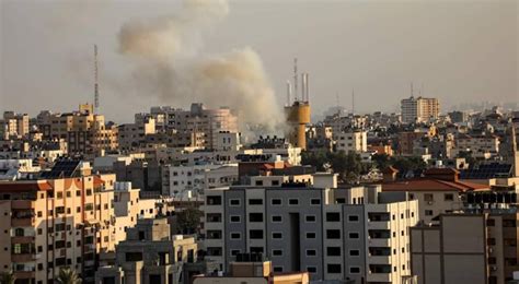 غارة صهيونية تستهدف مبنى غرب مدينة غزة #غزة_تحت_القصف. غزة تحت القصف - صور | رؤيا الإخباري