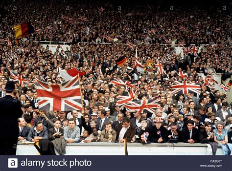 Harold shepherdson (trainer), george cohen, martin peters, gordon banks, alan ball, captain bobby moore and nobby stiles. England v West Germany - 1966 World Cup Final - Wembley Stadium Stock Photo - Alamy