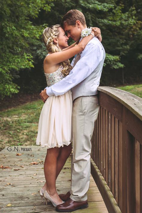 Homecoming Couple Pictures Prompicturescouples Prom Photos Couples