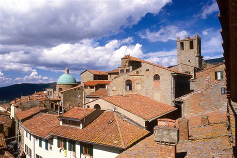 The village is particularly picturesque due to its typically medieval architecture, consisting of ancient palazzos. Tares, il Comune di Cortona: "Tariffe contenute, sotto la ...