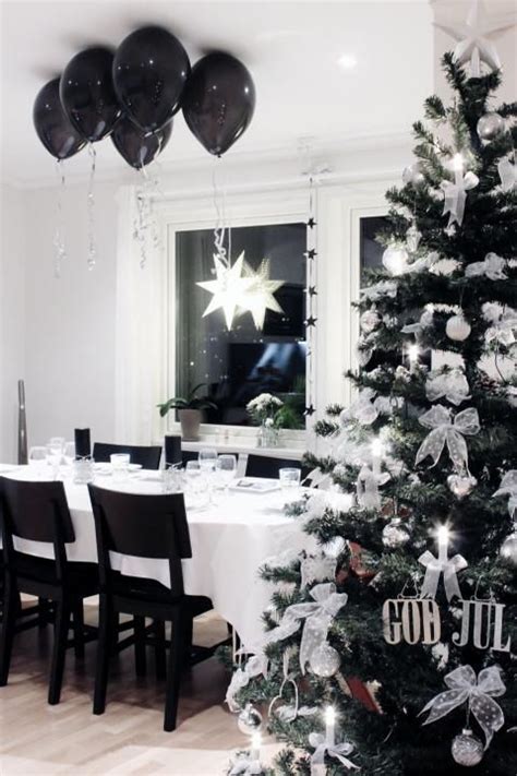 Go big on the christmas lights and twinkly string lights, and don't hold back on the ornaments for the christmas tree. 32 Modern Black And White Christmas Décor Ideas - DigsDigs