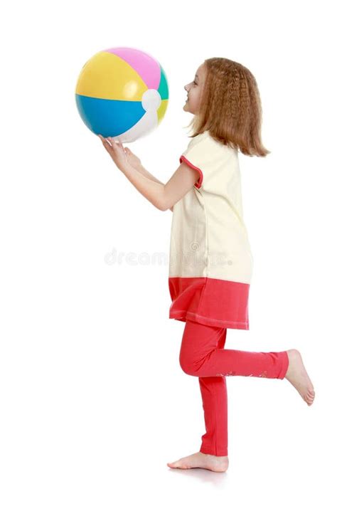 一个女孩的画象有球的在手中 库存图片 图片 包括有 婴儿 人力 童年 微笑 颜色 工作室 小孩 52326171