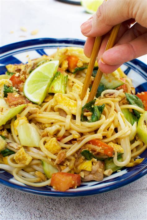 Masukkan sedikit minyak dalam kuali. 30-minute mee goreng basah ('wet' Indonesian noodles ...