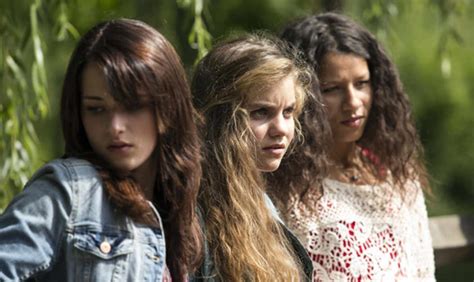 A Ans Trois Filles De Feu R Sistent Au Gris Des Banlieues