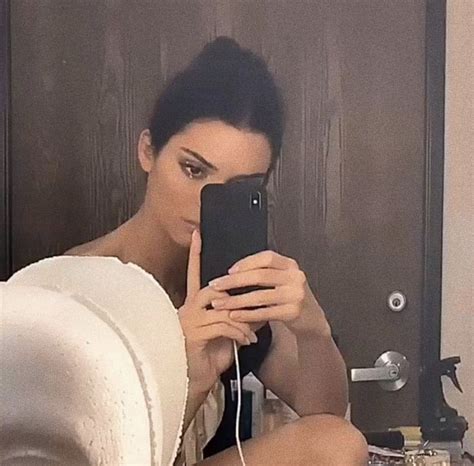 Pin By Angeline On Kendall Kendall Jenner Kendall Mirror Selfie