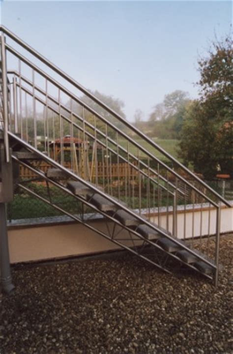 Der einsatzbereich unserer metalltreppen ist ebenso vielfältig wie deren ausführungen, denn egal ob balkon oder terrasse. Metalltreppen | Zweiholmtreppe als Metalltreppe mit ...