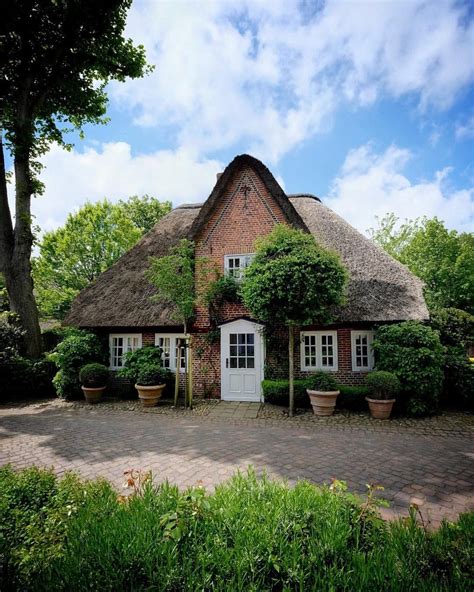 Die Schönen Reetgedeckten Häuser Auf Föhr Inselföhr Schleswigholstein Country