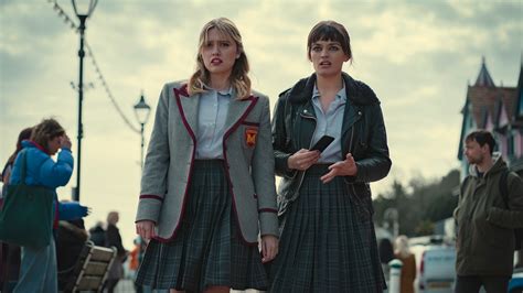 Netflixs “sex Education” Season 3 Gets Release Date First Photos Teen Vogue
