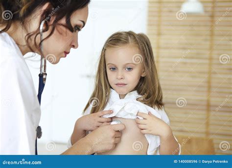 Niña De Examen Del Pediatra Foto De Archivo Imagen De Herramienta Especialista 140008596
