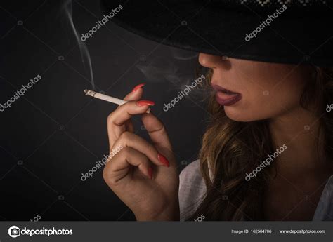 Retrato De Sexy Elegante Senhora Mulher Com Chapéu Fumar Cigarro — Fotografias De Stock
