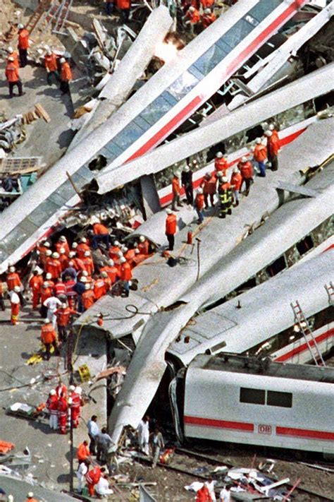 Wegen des schweren zugunglücks hat die länderbahn eine hotline für angehörige eingerichtet. Wie das Unglück von Eschede geschah | NDR.de - Kultur ...