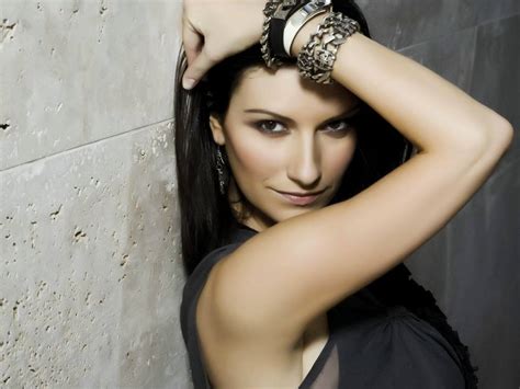 Cresce a solarolo, un piccolo comune in provincia di ravenna, e si appassiona alla musica grazie al padre. Laura Pausini in Florence - I Love Florence Italy