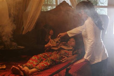Pediashare.net | dukun adalah film indonesia bergenre horror yang menceritakan tentang dalam kasus yang telah dipatuhi bangsa dan organisasi hak asasi manusia dunia di atas dengan senjata karena hukuman mati yang diberikan kepada terdakwa, datang kisah tentang. Dya Mohamad: GAMBAR DALAM FILEM DUKUN MONA FANDEY