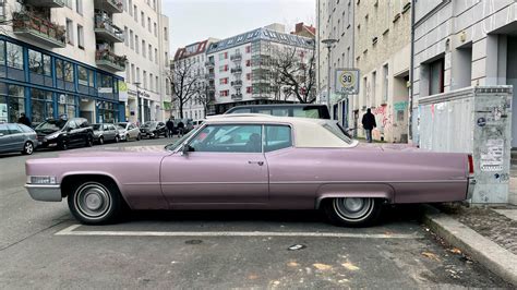 Pink Cadillac Coupe Deville Bilderbook
