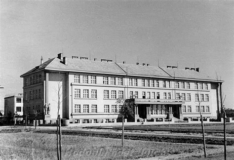 It has about 24,000 inhabitants. Hodonín nostalgický: Mírové náměstí