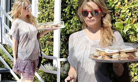 Kate Hudson Pregnant And Eating For 2 With A Huge Stack Of Pastries Daily Mail Online