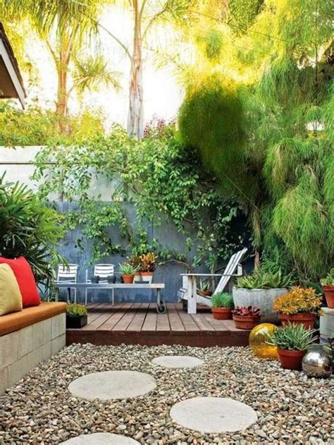 It looks totally natural outside homes in the italian, french, or english style, yet just move the gravel aside ― no jackhammers needed. gravel works well in all climates, but for different reasons. Landscaping with gravel and stones - 25 garden ideas for ...