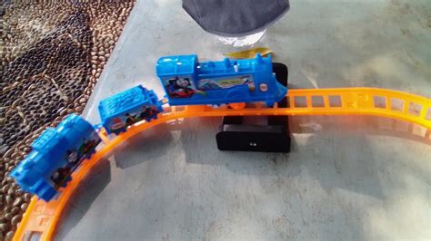 Mencari Dan Merakit Mainan Kereta Api Thomas And Friends Jalur Rel