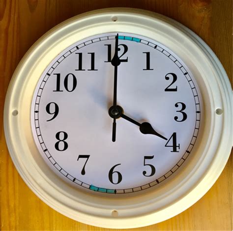 Tiden kan ställas in separat så att du kan ha två olika tidszoner samtidigt. Skolor rensa ut klockor från klassrummen - barnen förstår ...