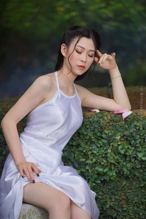Ao dai is pronounced like ow yay and translated to. Ao Yem | Asian beauty girl, Traditional dresses, Women