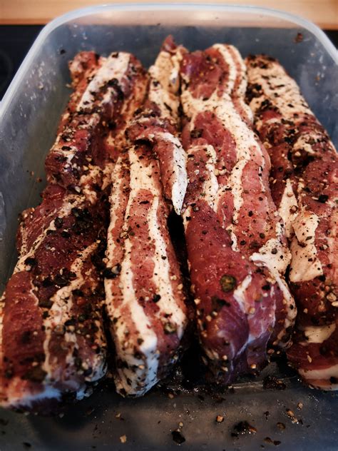 Der Versuch Schweinebauch zu pökeln und anschließend heiß zu Räuchern
